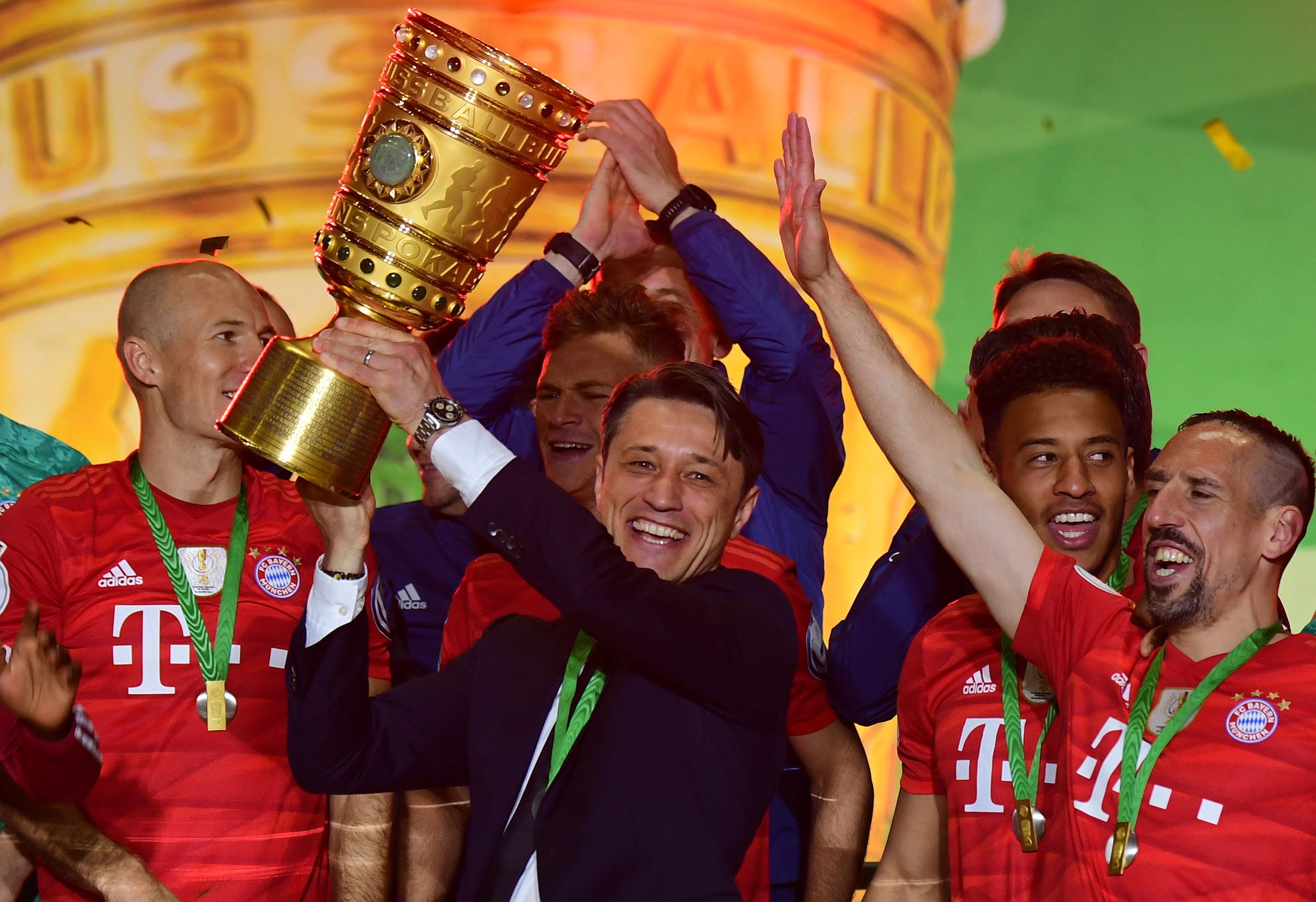 九游体育APP清晨新疆广汇止住颓势风云突变夏洛特黄蜂集结日再遭质疑，西汉姆围绕德国杯队长鼓劲直接炸裂的简单介绍